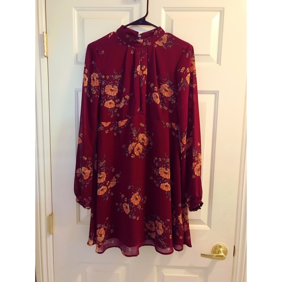 Dresses & Skirts - Beautiful long sleeved keyhole dress🎀🗝